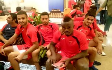 بازیکنان پرسپولیس حاضر به مصاحبه نشدند/ عکس یادگاری هواداران با سرخپوشان + عکس