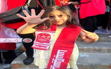 دختر سه ساله پرسپولیسی ورزشگاه آزادی را بهم ریخت/ کری خوانی برای استقلالی‌ها