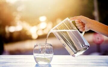 نوشیدن آب زیادی چه بلایی سر ما می آورد؟