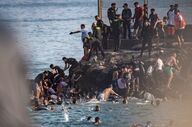 بحران مهاجران بالا گرفت؛ اسپانیا مرز خود با مراکش را بست