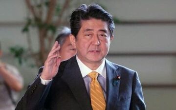 نخست وزیر سابق ژاپن هدف تیراندازی قرار گرفت