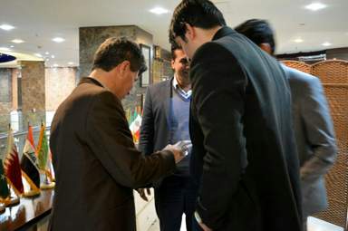 علیرضا فغانی داور بین‌المللی و علی میرزابیگی داور فوتبال در گفتگو با فرتاک‌نیوز در هتل پارسیان 