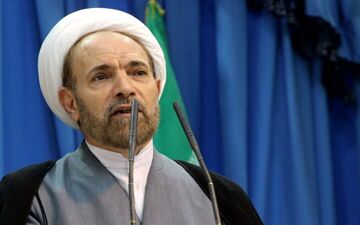 انتقاد  امام‌جمعه  موقت ایلام از قانون حجاب و عکس گرفتن طلبه قمی