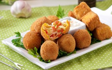 طرز تهیه توپک سیب‌ زمینی سوخاری خوشمزه + نکات طلایی برای تردی بینظیر!