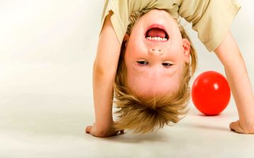 علت اختلال بیش‌فعالی (ADHD) چیست؟ دلایل و عوامل موثر