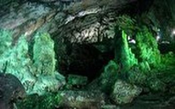 قایق سواری در غار زیبای چین