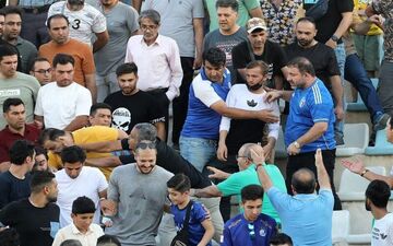  انتقاد تند مجری تلویزیون از «حجت کریمی»:هواداران ناصر حجازی با گُل به تمرین می‌آمدند، نه با فحاشی و چاقو!