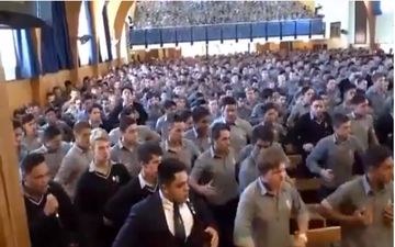 خداحافظی عجیب دانش آموزان نیوزلندی با معلم بازنشسته خود +فیلم