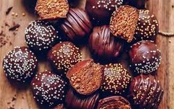 طرز تهیه شکلات خرما و بادام زمینی| خیلی خوشمزه س!