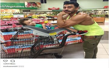 تیپ و ژست جالب همسر روناک یونسی و پسرش در فروشگاه (عکس)