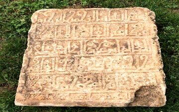قدم اول در مطالعه سنگ‌قبر مکشوفه در تاق‌بستان برداشته شد