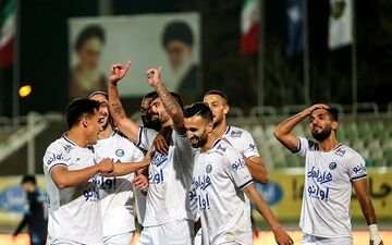 هواداران استقلال از دست این بازیکن به تنگ آمده اند