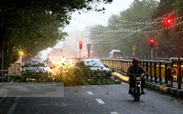 وقوع ٢٠ حادثه مرتبط با طوفان در تهران
