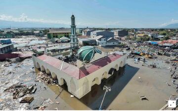 عکس‌العمل نمازگزاران در لحظه وقوع زلزله ۷.۵ ریشتری اندونزی+فیلم