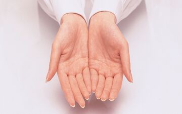 چطور از شر عرق کردن دست و پا خلاص شویم؟