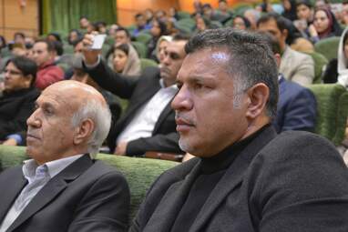 اهدای تندیس مهر حقوق بشر به علی دایی اسوره فوتبال ایران در کرمانشاه