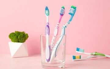 معمولا چند بار باید در طول روز مسواک بزنیم؟



