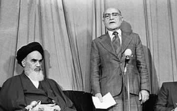 مراسم انتصاب مهدی بازرگان به سمت نخست وزیری در مدرسه علوی + فیلم