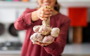 آیا معجزه سیر برای مو حقیقت دارد؟ حقایقی که کسی به شما نمی‌گوید!