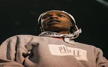 تیپ عجیب خواننده سرشناس مرد با مانتو و روسری