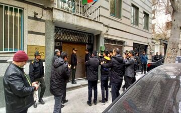 لحظه حمله مسلحانه به سفارت جمهوری آذربایجان در تهران / ضارب دستگیر شد + ویدئو