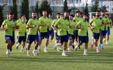 پیشکسوت استقلال: میلیاردها تومان در فوتبال هزینه می‌شود ولی نمی‌توانند VAR بیاورند/ حذف از آسیا ضربه شدیدی به استقلال زد 