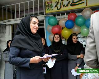 پاسداشت روزمعلم در دبستان غیر انتفاعی مفید و تجلیل از دانش‌آموزان برتر  ناحیه سه کرمانشاه 