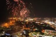نورافشانی شب نخست جشنواره کیش ۰۵ در آسمان جزیره