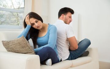 خانمم می‌گوید نباید با خانم‌ها حتی سلام و علیک معمولی داشته باشم!