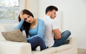 خانمم می‌گوید نباید با خانم‌ها حتی سلام و علیک معمولی داشته باشم!