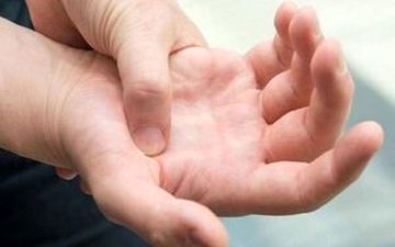 
خارش کف دست به چه علت است؟