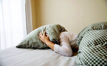 خوابیدن به این شکل باعث فشار به گردن و ستون فقرات و اختلال تنفس می‌شود