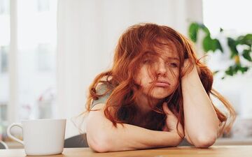صبح ها احساس خستگی می کنید؟ دلایل و راهکارها