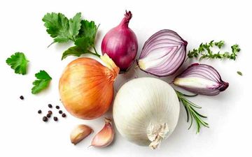 پیاز و سیر خوردی و نگرانی بوی دهانت بیاد؟ 12 راهکار برای از بین بردن بدی دهان!