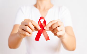 آیا ابتلا به HIV به منزله درگیر شدن به بیماری ایدز است؟