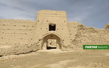 اختصاصی / قلعه تاریخی جهان آباد سرخه در سیطره قاچاقچیان + فیلم