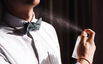 چند راه آسان برای پاک کردن لکه عطر از روی لباس‌ با جنس های مختلف
