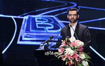 واکنش آذری‌جهرمی به تملق از مسئولان + فیلم
