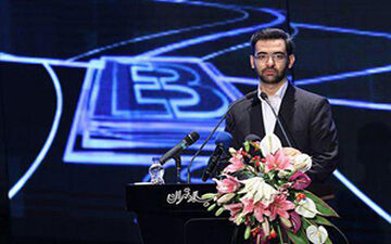 واکنش آذری‌جهرمی به تملق از مسئولان + فیلم