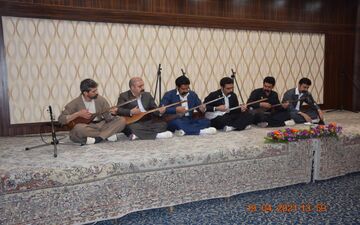 تنبورنوازی گروه مهرگان در راستای برنامه روز نوروز «سین هشتم سلامتی»هتل پارسیان کرمانشاه به روایت تصویر