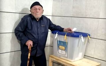  پیرمرد ۱۱۵ ساله دولت‌آبادی پای صندوق رأی 
