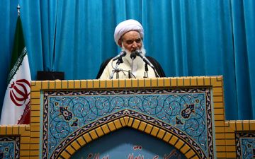 امام جمعه کرمانشاه: سپاه با توزیع بسته‌های معیشتی باری از دوش مردم برداشت
