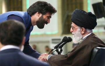 مدح زیبای امیرالمؤمنین(ع) در حضور رهبر انقلاب