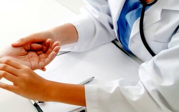 این تغییرات در کف دست ها نشانه بیماری کبدی است