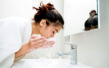 آب بهترین و سالم‌ترین پاک‌کننده صورت است
