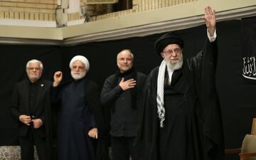 تصاویر ورود و حضور رهبر انقلاب در حسینیه امام خمینی(ره) در مراسم عزاداری شب عاشورای حسینی