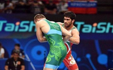 خداحافظی غیرمنتظره مدال آور جهانی کشتی ایران؛ وداع اشکبار با تشک کشتی بعد از شکست!