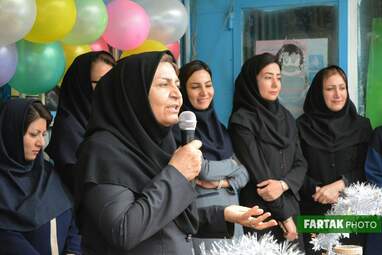 پاسداشت روزمعلم در دبستان غیر انتفاعی مفید و تجلیل از دانش‌آموزان برتر  ناحیه سه کرمانشاه 