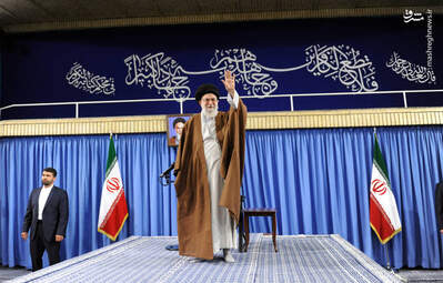 دیدار رهبرانقلاب با جمعی از قشرهای مختلف مردم + تصاویر
