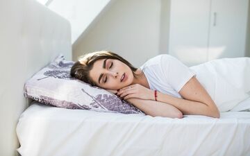 توصیه جدی به خانم‌ها | عواقب پاک نکردن آرایش در شب‌ها را جدی بگیرید